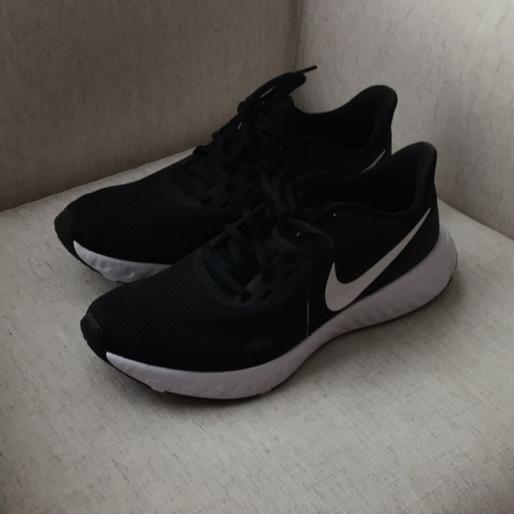 Nike women’s black sneakers